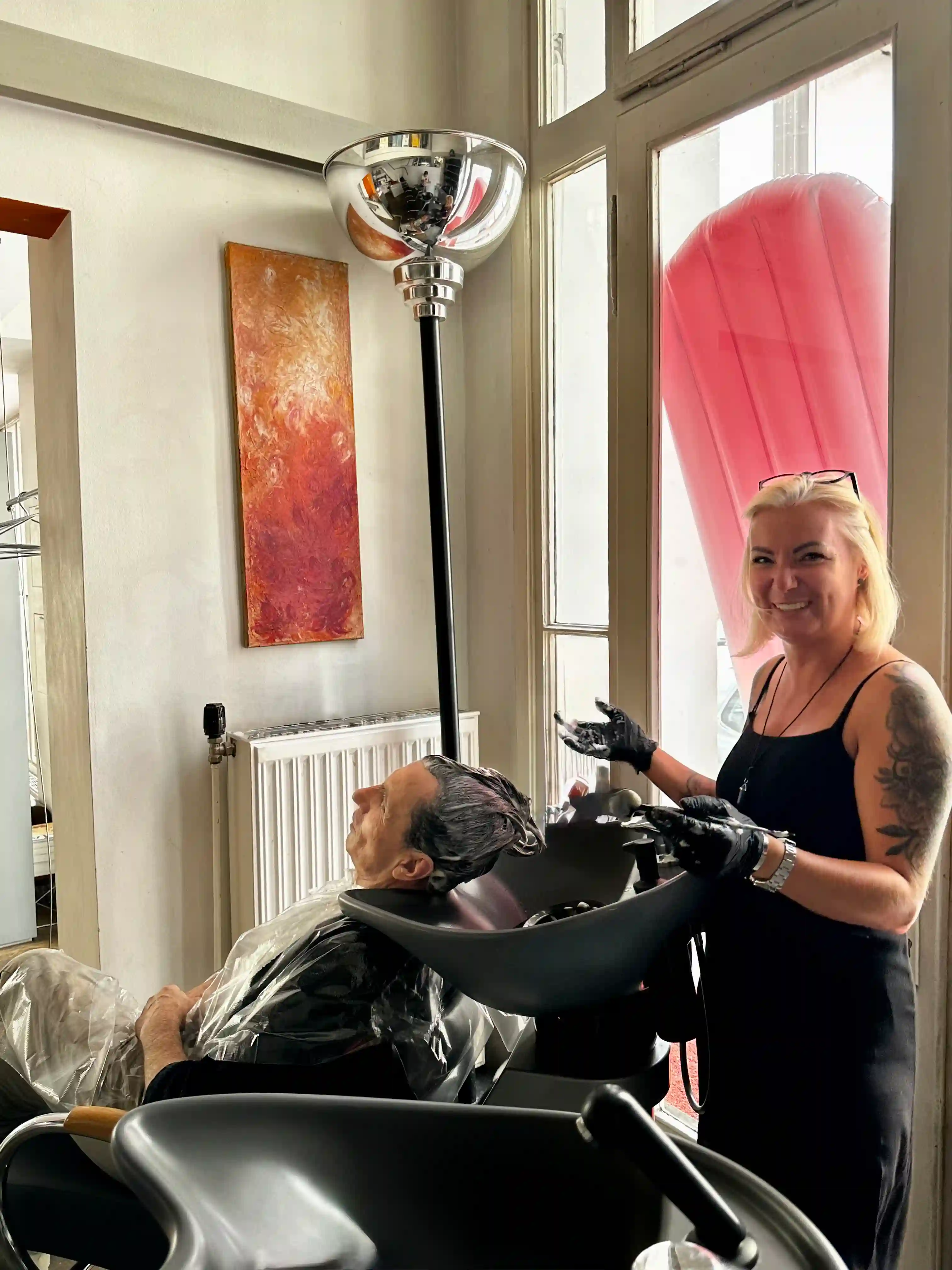 Susi, Stylistin der HAIR-FACTORY am Waschplatz.